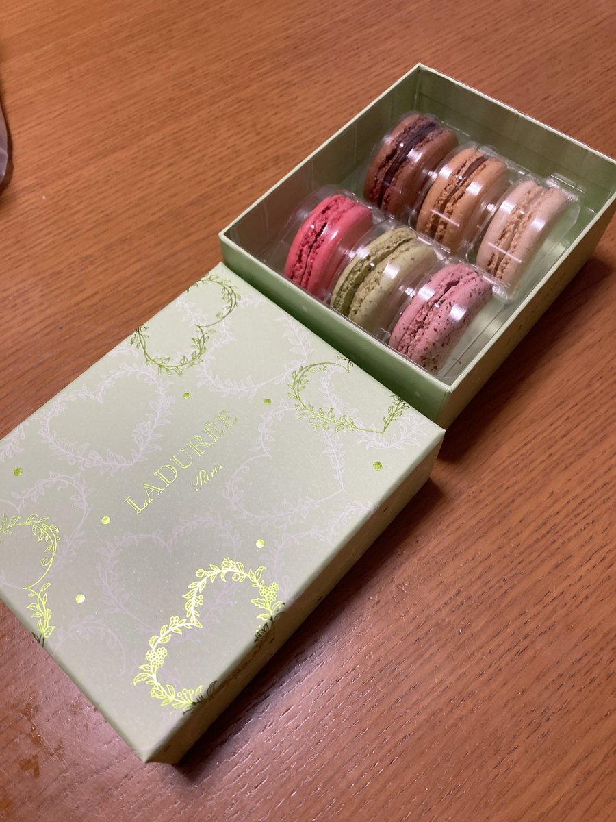 remititti06's tweet photo. 本日の戦利品

#RADUREE のマカロン
#nowoncheese のチーズケーキサンド
#Zopfのカレーパン https://t.co/ONdISFIlYd