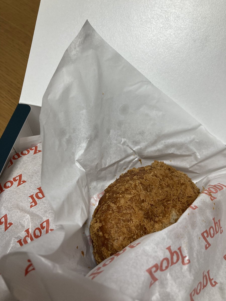 remititti06's tweet photo. 本日の戦利品

#RADUREE のマカロン
#nowoncheese のチーズケーキサンド
#Zopfのカレーパン https://t.co/ONdISFIlYd