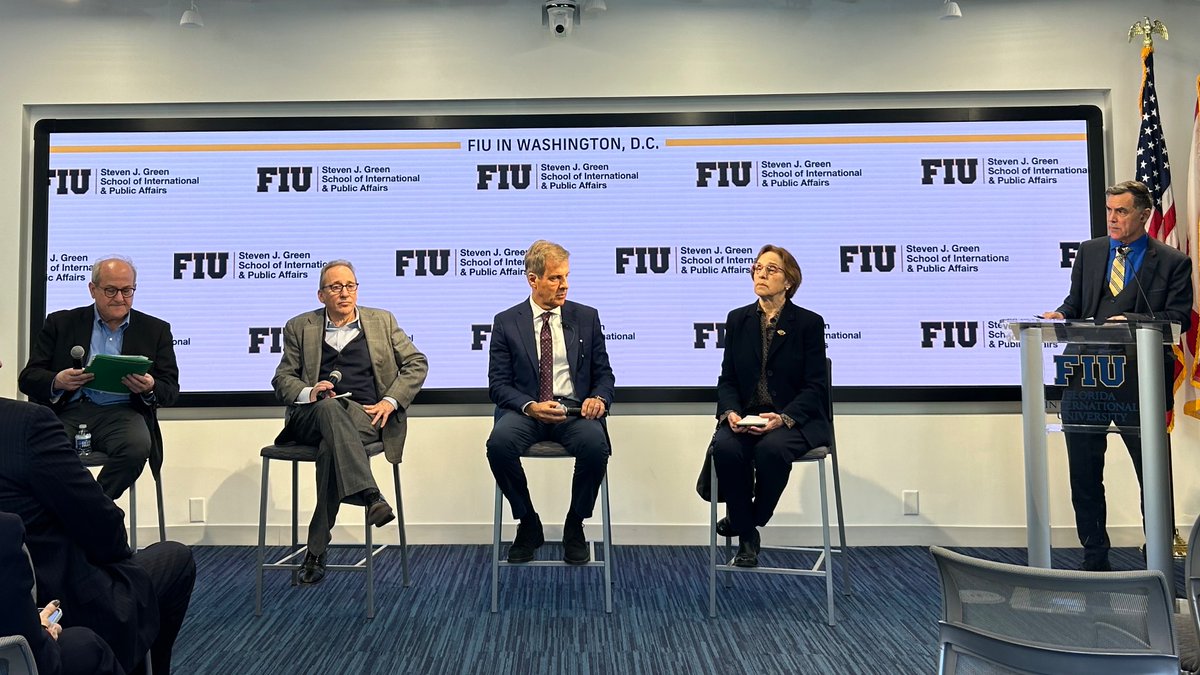 Our first round of panelists and moderator: Dr. Anthony W. Pereira @awynnepereira Martin Redrado @martinredrado, Michael Shifter @MichaelShifter, Cynthia Arnson @CindyArnson, Eric Hershberg @AU_CLALS , addressing environmental and security challenges in the Americas.