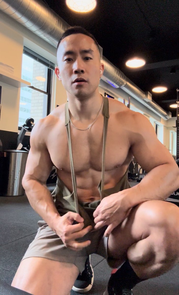 The most convenient shirt for gym selfies 💦
