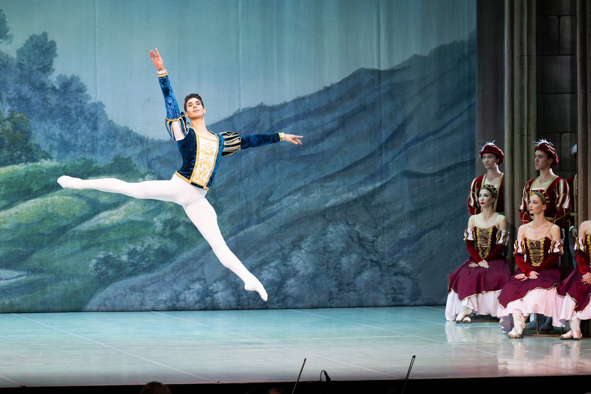 Chateauroux36's tweet photo. L'International festival ballet et son orchestre vous ont donné rendez-vous ce samedi au #MACH36 avec la pièce de ballet "Le Lac des cygnes" reprenant l'œuvre de #Tchaïkovski (1840-1893). Pendant plus de deux heures de spectacle, 45 danseurs et 35 musiciens ont embarqué le public dans ce conte romantique abordant le thème du pouvoir du véritable amour.