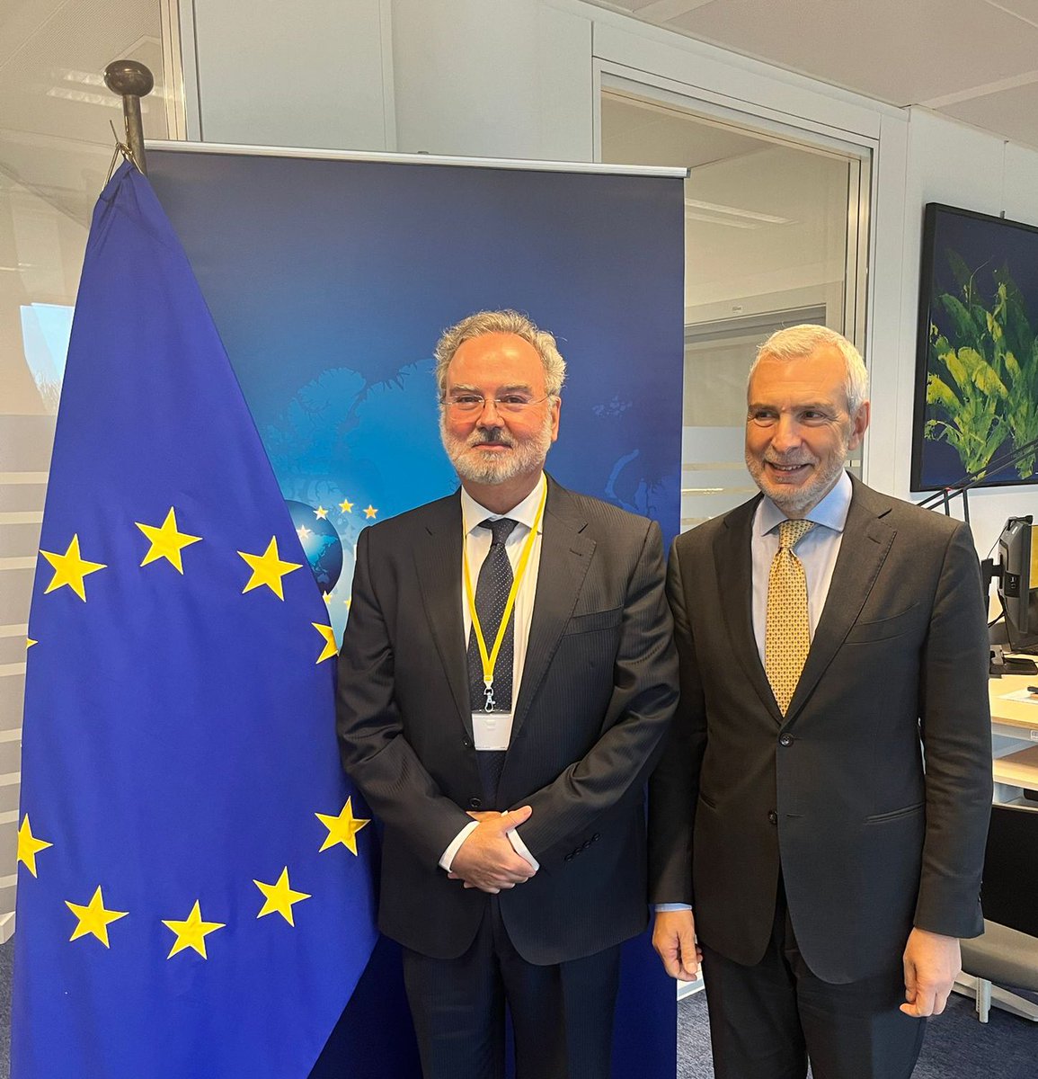 It was a pleasure to meet @EU_EDPS Secretary-General @cerveranavas. Interesting discussion on the challenges of the use of AI in our Institution, as well as about how to better protect our data in line with the EUDPR.