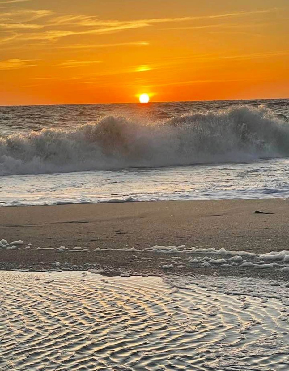 Good Morning Vero  Beach ! Picture by : my friend Richard this morning #sunrise #Florida #eastcoast #march #VeroBeach 🌴☀️🌊