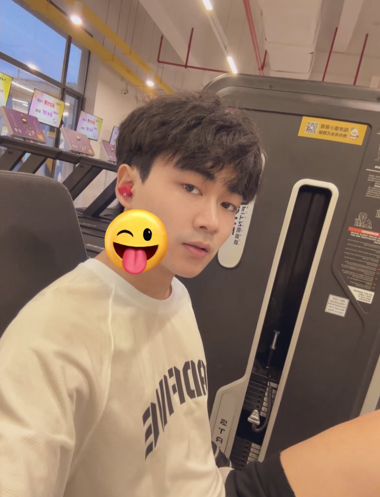 XZ11S's tweet photo. 一条分享情感和一些个人经历的帖子，你有不开心的或者特殊的经历可以留言或者私信，我愿意陪大家聊聊😜 https://t.co/cbc56g4QgU