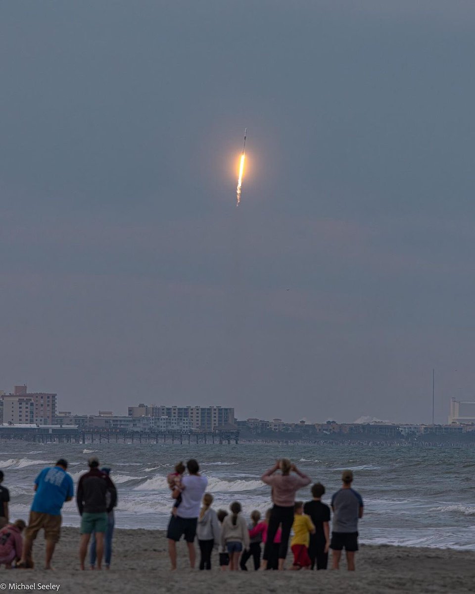 Beachgoers on Cocoa Beach marveling at last night’s @SpaceX Falcon 9 launch! 🚀🏝️ Tomorrow morning, NASA’s SpaceX Crew-7 will splashdown off Florida’s coast. Photo by Michael Seeley: Photos of Stuff #space #stormhour #florida #weather #wx