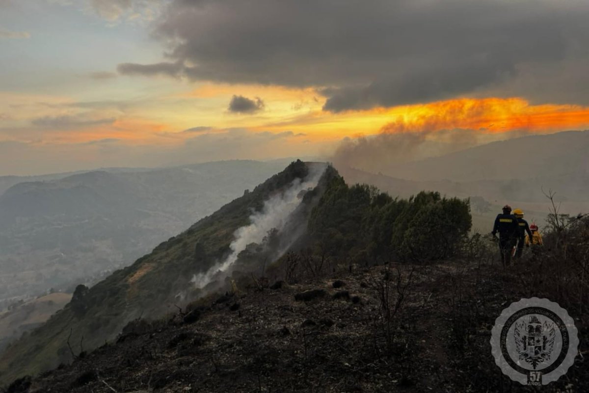 CRISTALSTEREO's tweet image. 🚨 #ControlDeIncendio
Desde el medio día de este domingo 10 de marzo, nuestras unidades bomberiles y dos máquinas hicieron presencia y control de un fuerte incendio forestal que se presentó en montaña que limita con los municipios de Boyacá, Soracá y Tunja.