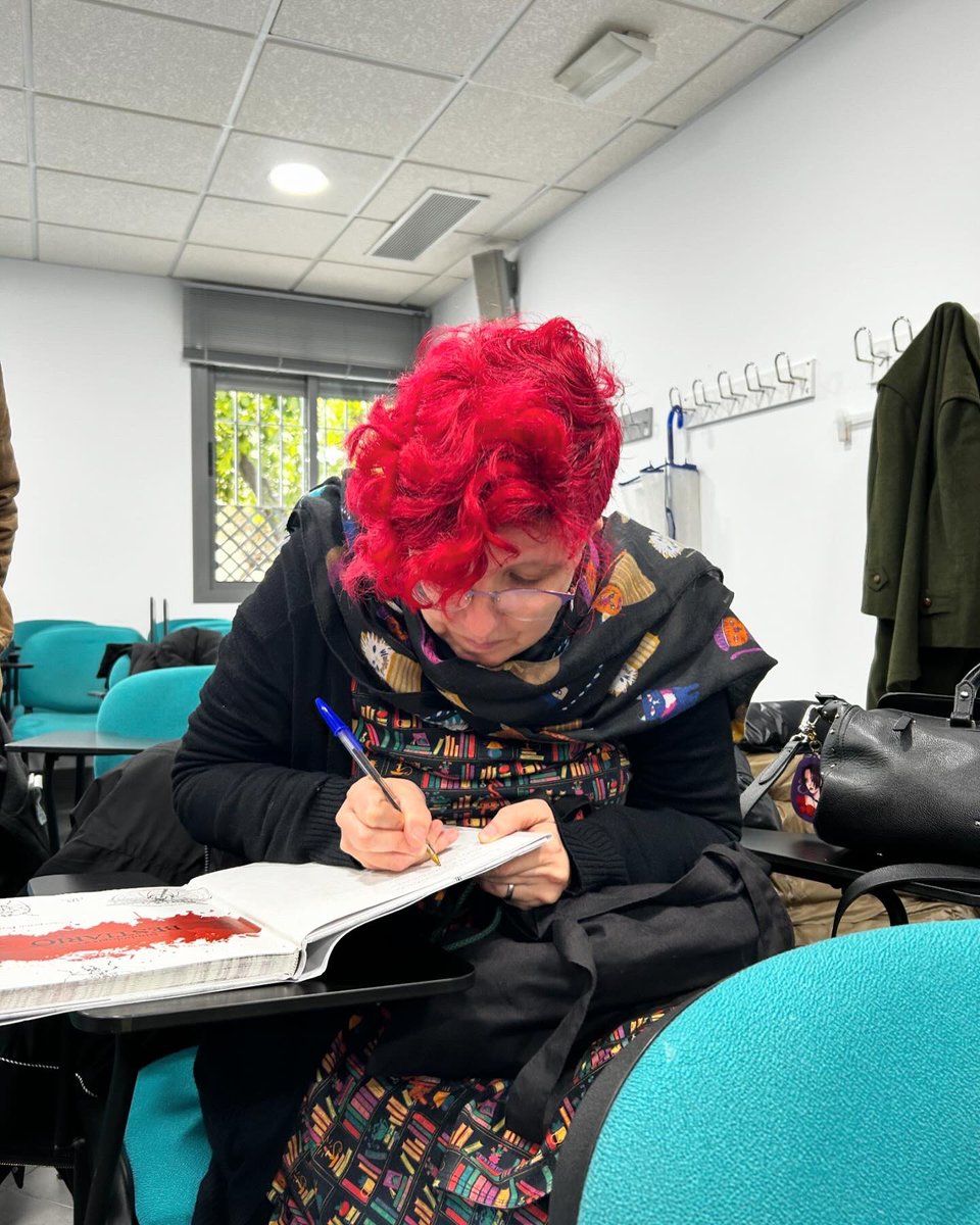 Ha sido un fin de semana cargado de gente bonita y charlas interesantes ❤️‍🩹💫
¡Y empezamos el lunes con las pilas a tope! 🔋🔋

Mil gracias a <a href="/Edeo_/">Encuentro de Escritores y Escritoras en Olivares</a> y a su organizadora Sandra por contar con nosotros para esta nueva edición. 
Por muchas más juntos ♥️