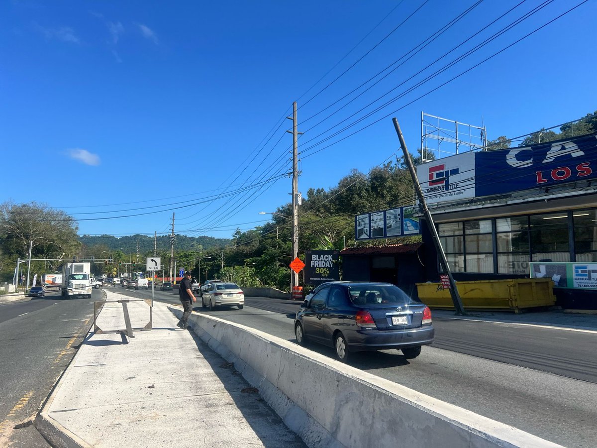 Limitado el flujo vehicular en la Carretera PR1 a la altura del km 29.7 en Caguas por cable en el piso. Personal de primera respuesta y de @inc_puerto asisten en la situación.