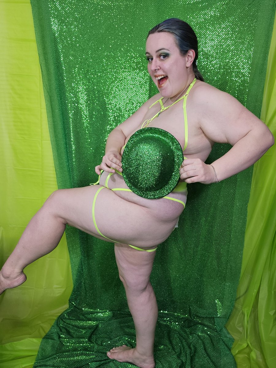 mommy_milkers95's tweet photo. Whose ready for St patricks day? https://t.co/JlOMWQgCwZ