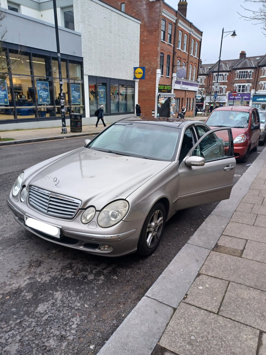 MPSSuttonSouthE's tweet photo. SEIZED - Wallington High Street

If you're driving without valid insurance, MOT, VED, have outstanding parking tickets and have not paid ULEZ for the day, it's advisable not to draw attention to yourself by parking on double yellow lines. 

Vehicle seized and driver reported. https://t.co/nu0UvtbT7b