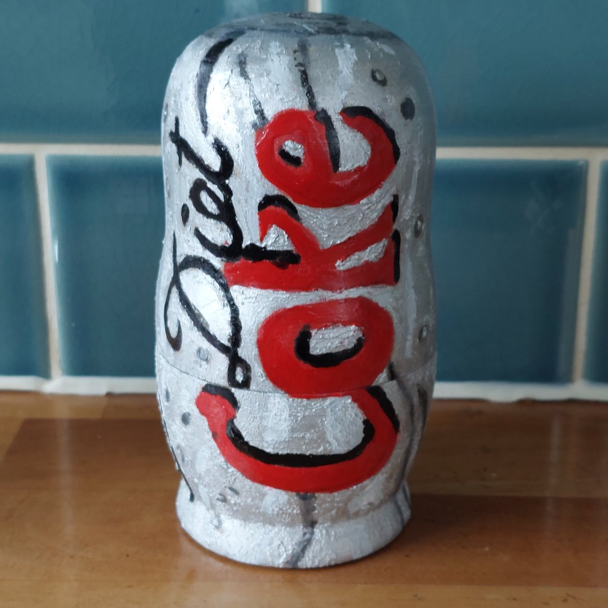 👇 My creation from an #extremepregnancysickness workshop @WEISS_UCL  with artist Sarah Dixon. At times diet coke was all I could stomach when suffering from dry #HyperemesisGravidarum #HG @notmorningsick  🧵1/3