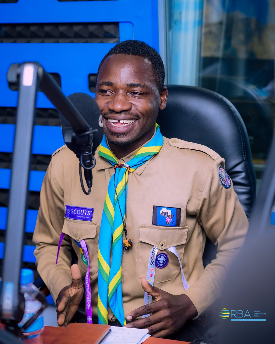 Radiorwanda_RBA's tweet photo. 𝐀𝐊𝐀 𝐊𝐀𝐍𝐘𝐀 :Mu kiganiro #Amahumbezi twakiriye urubyiruko ruhagarariye Umuryango w'Aba-Scouts n'Aba-Guide mu Rwanda.

Bavuze ko uyu muryango utoza urubyiruko n'abawubarizwamo muri rusange, indangagaciro zo kwitanga, kuba abayobozi no kwikemurira ibibazo bahura nabyo.

#RBAShowbiz
