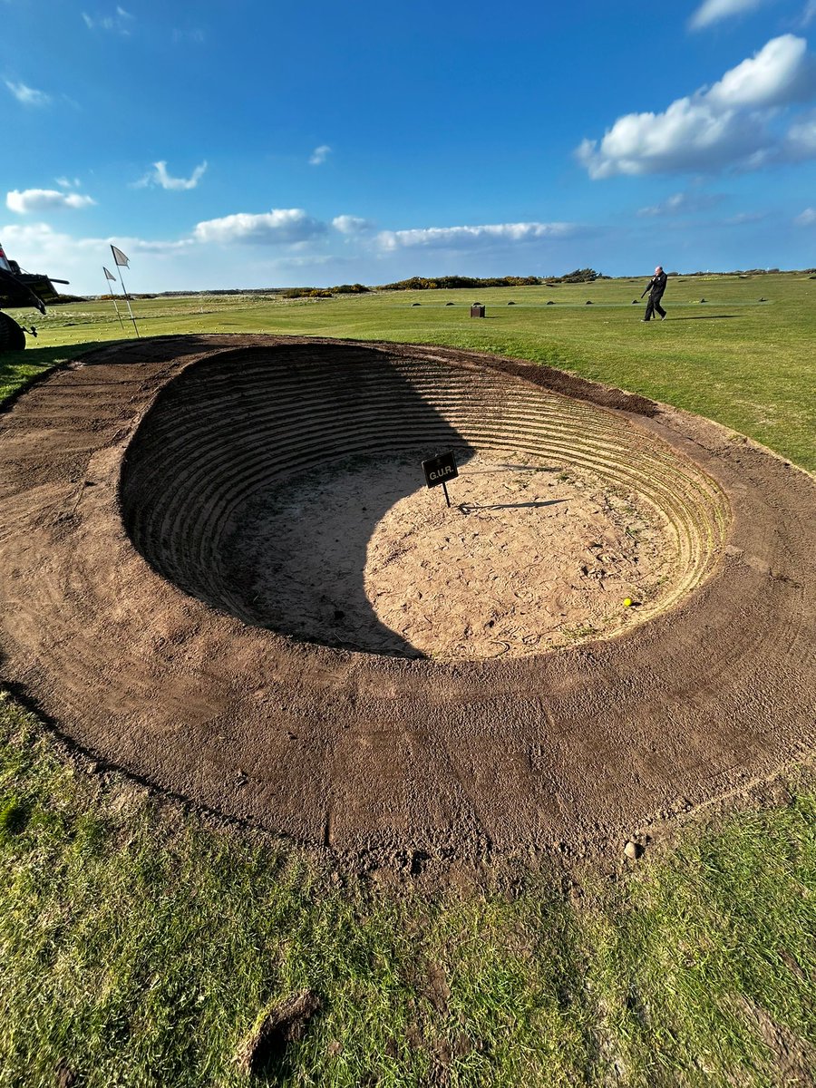 Just a wee bit of turfing to finish off 1st @DuraBunker @TrumpTurnberry - 'Triple Stack' looking the part at this famous open venue #Triplestack #syntheticbunkerfaces #Openvenue #Scotland