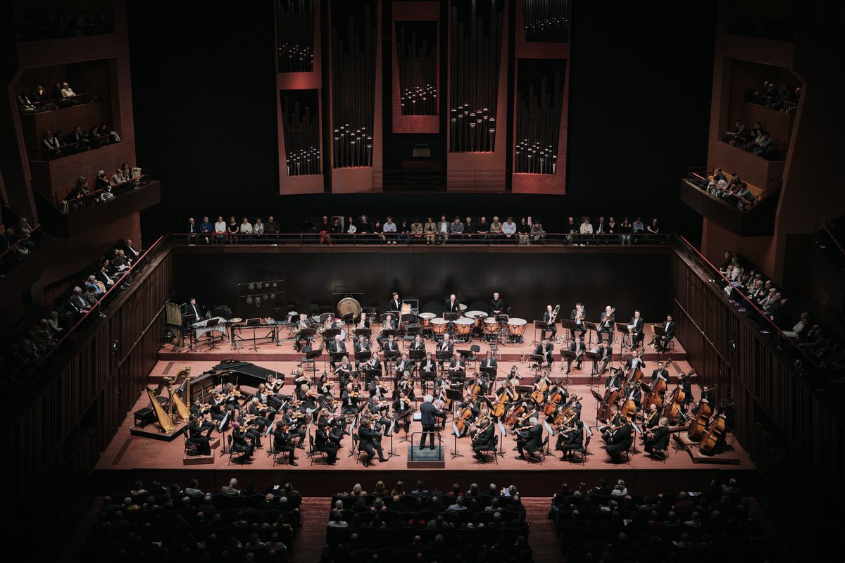 Last week, we enjoyed two extraordinary performances by the @londonsymphony and #SirSimonRattle, featuring exceptional pianist @kirillgerstein on the 1st night and violin virtuoso #IsabelleFaust on the 2nd. We're very grateful for these memorable moments at our Grand Auditorium!
