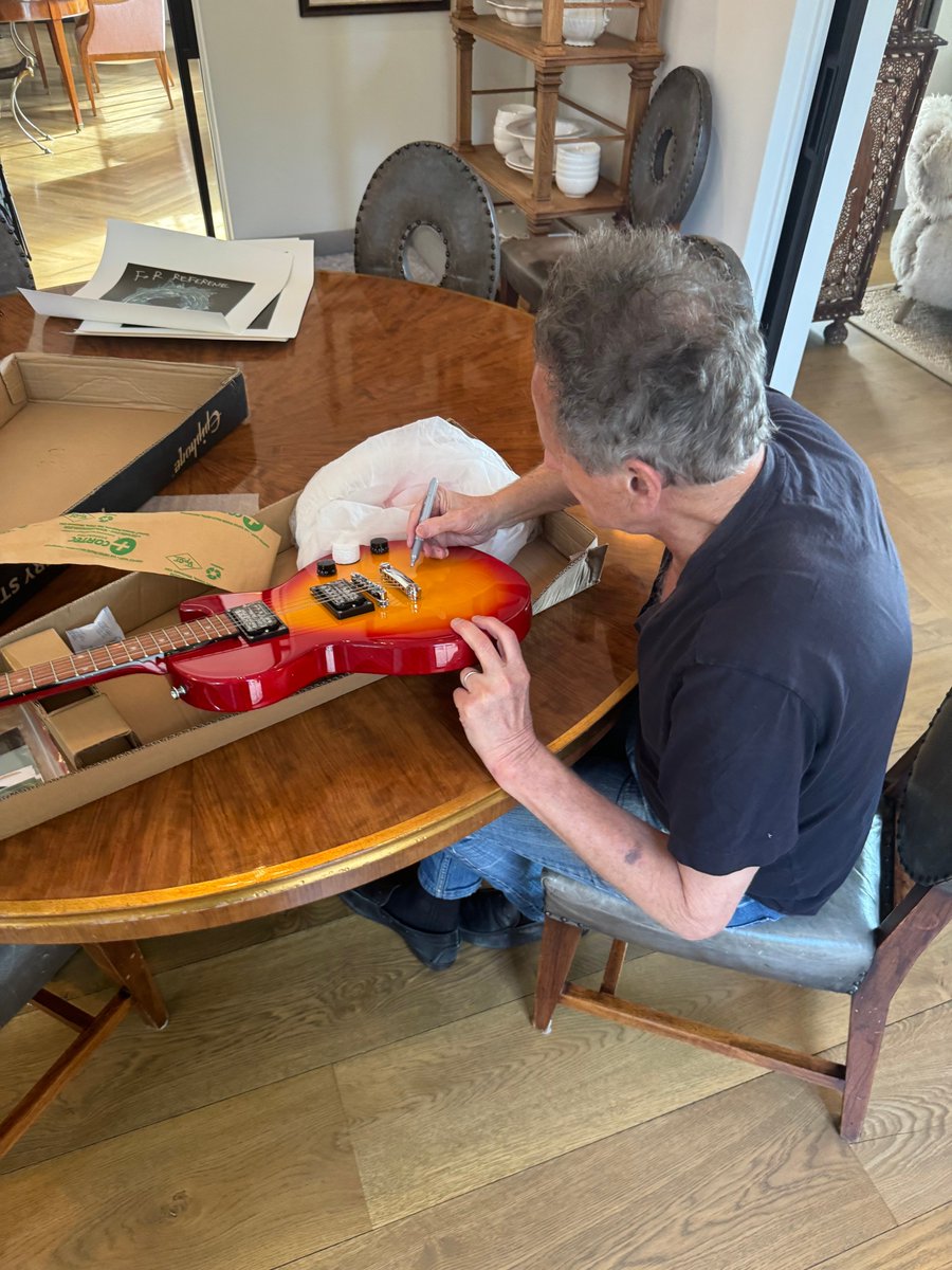 RecCollMag's tweet image. March's charitybuzz.com auctions inc signed guitars from #BillyGibbons #Coldplay #LindseyBuckingham #VinceGill (15) #KeithRichards #TaylorSwift+hat #TimMcGraw (18) #KeithUrban (19) #PeteBest #Aerosmith #PinkFloyd #GreenDay #BillieEilish #NeilYoung #TheWho #ACDC #BBKing.