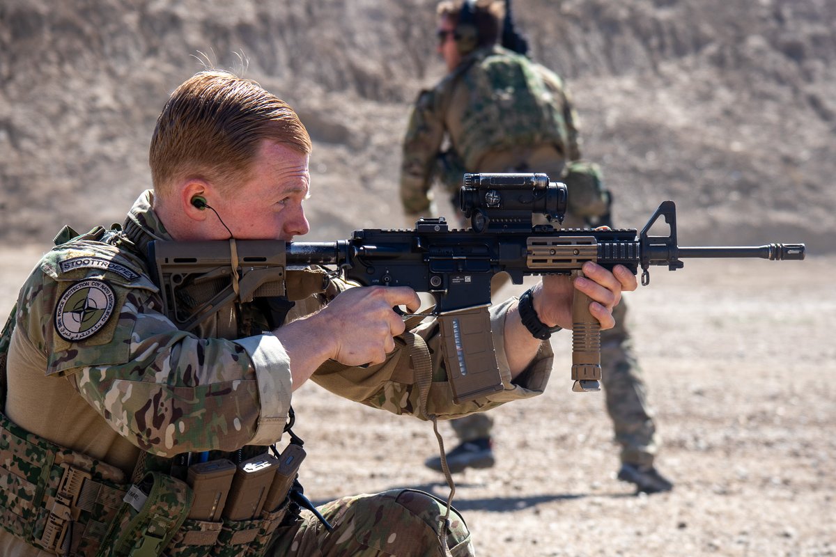 In Nederland schutter, in Irak bodyguard of chauffeur. In Nederland met helikopter, in Irak een gepantserd voertuig. Vervoeren en beveiligen van adviseurs is geen standaard werk van luchtmobiele militairen. Maar onze collega's zijn goed voorbereid op hun Force Protection taak.