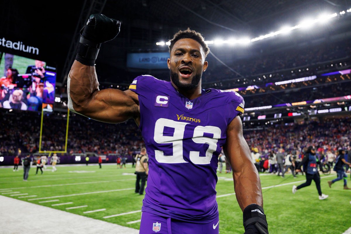 CoachBrockAGS's tweet photo. 🚨Sources (us)🚨

Decorated edge rusher, Danielle Hunter, is in Indianapolis for a visit.

After swinging is missing in the draft, Indianapolis is eager to come to terms on a deal with Hunter.

Talks are ongoing.

#AGS4PC https://t.co/1AwrDArbZb