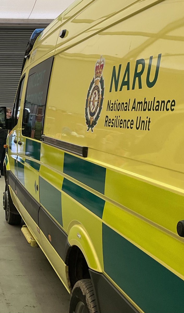 Great to meet the @NARU_Education team today in Winterbourne Gunner (and yes they really have given the name of their mocked up railway station to have more letters in it than any other station in Britain!). @NARU_org @Ldn_Ambulance