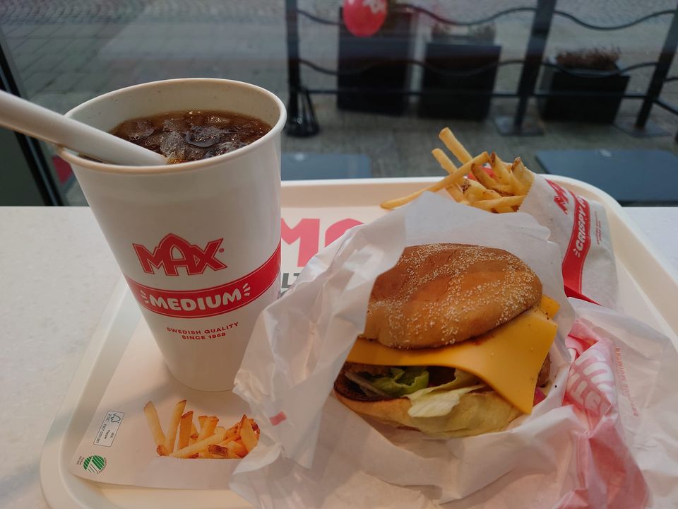 MinamiKengo's tweet photo. I tried the MAX Hamburger in Sweden for the first time because I heard it originated in this country. It was so spicy and so good! I also want to recommend these crispy potatoes, my favourite French fries. https://t.co/UOmolo2dqq