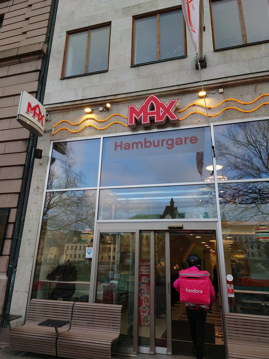 MinamiKengo's tweet photo. I tried the MAX Hamburger in Sweden for the first time because I heard it originated in this country. It was so spicy and so good! I also want to recommend these crispy potatoes, my favourite French fries. https://t.co/UOmolo2dqq
