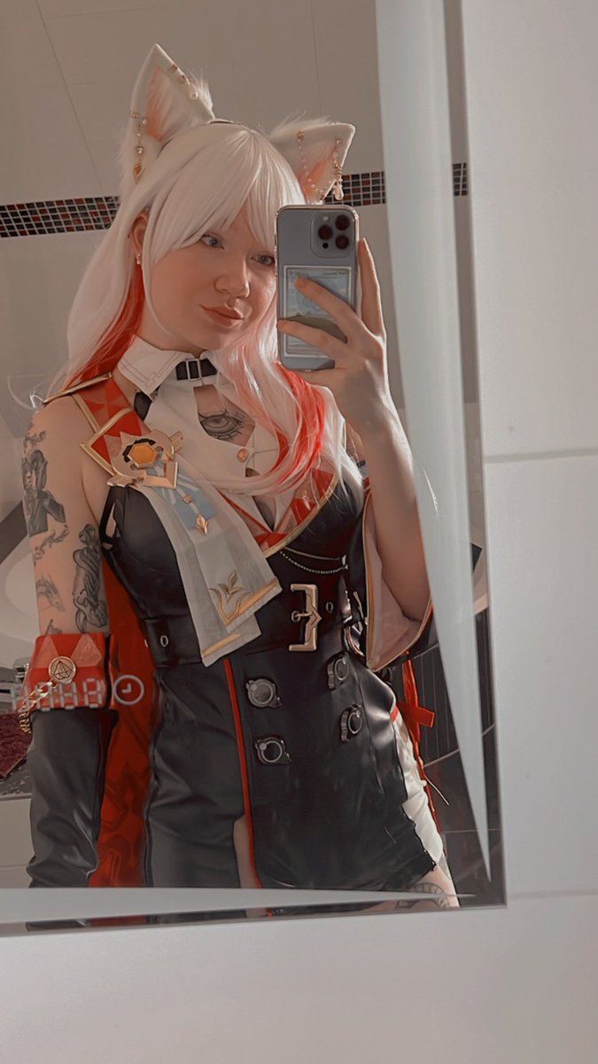 constantlyhngry's tweet photo. update i got it ❤️ slaying as topaz at the convention next week WOOOOO https://t.co/i0rpO2L2m8