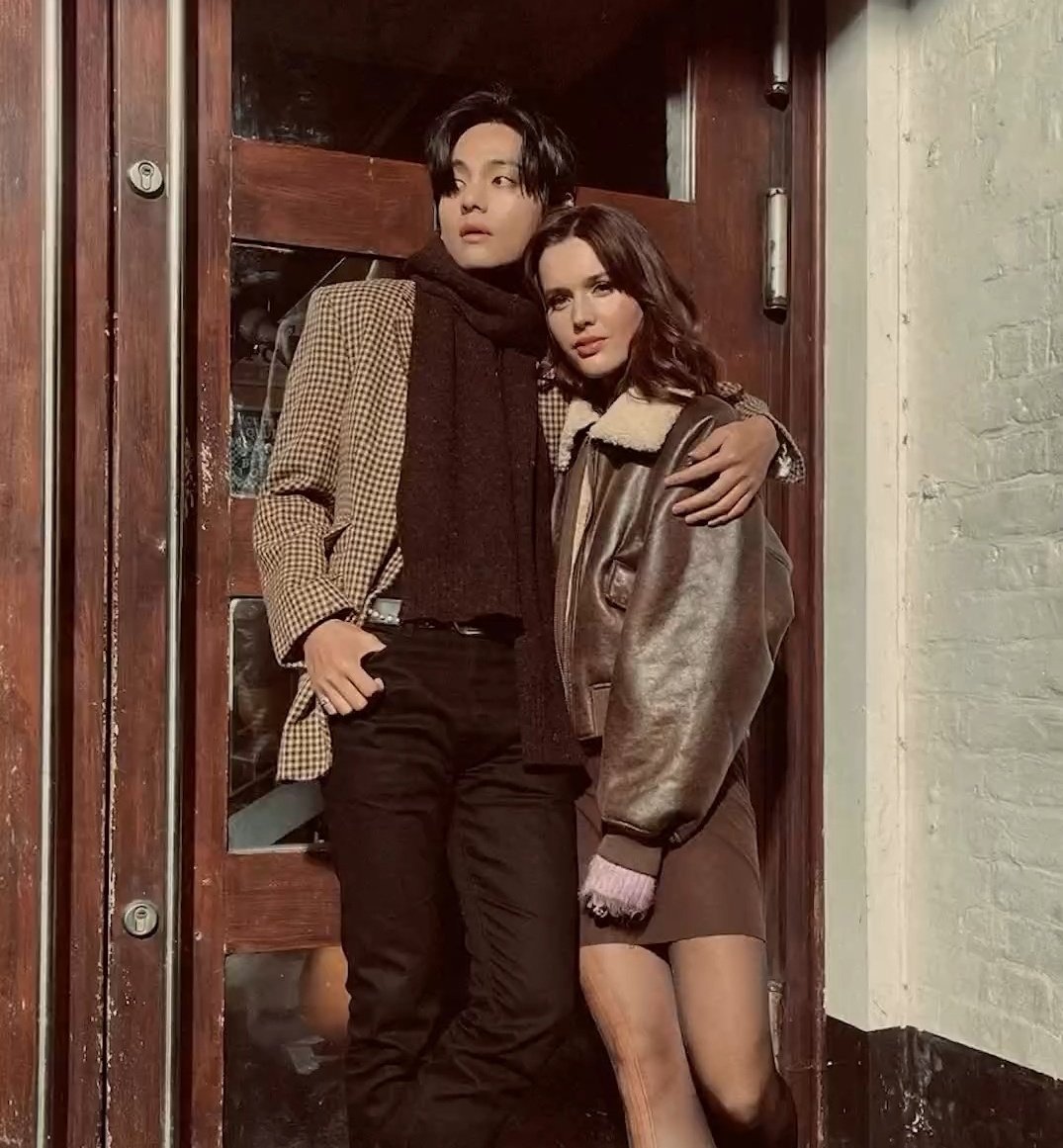 WORLDMUSICAWARD's tweet photo. British actress and artist #RubySear is #Taehyung's costar in his hugely awaited MV for "FRI(END)S"! 👏💃🕺📽️🎶💥3⃣/1⃣5⃣🔥👑👑💜

FRIENDS BY V TEASER 2   
#FRI_END_S_TeaserVer2 
#FRI_END_S https://t.co/onACgzjfpH