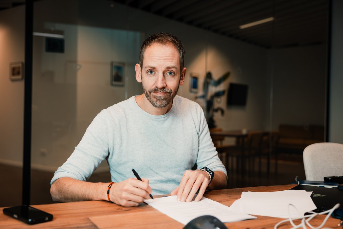 Voys (@voysnl) on Twitter photo Zoek de verschillen! 🕵️♂️
Spoiler: op beide foto's tekent collega en Voys-oprichter <a href="/MarkV/">Mark Vletter 🤙</a> de Holacracy-constitutie, dit zijn de spelregels die we gebruiken om zelfsturend te werken.
Benieuwd naar Marks verhaal over zelfsturend werken? Check zijn blog: bit.ly/3IuPKvx Zoek de verschillen! 🕵️♂️
Spoiler: op beide foto's tekent collega en Voys-oprichter <a href="/MarkV/">Mark Vletter 🤙</a> de Holacracy-constitutie, dit zijn de spelregels die we gebruiken om zelfsturend te werken.
Benieuwd naar Marks verhaal over zelfsturend werken? Check zijn blog: bit.ly/3IuPKvx