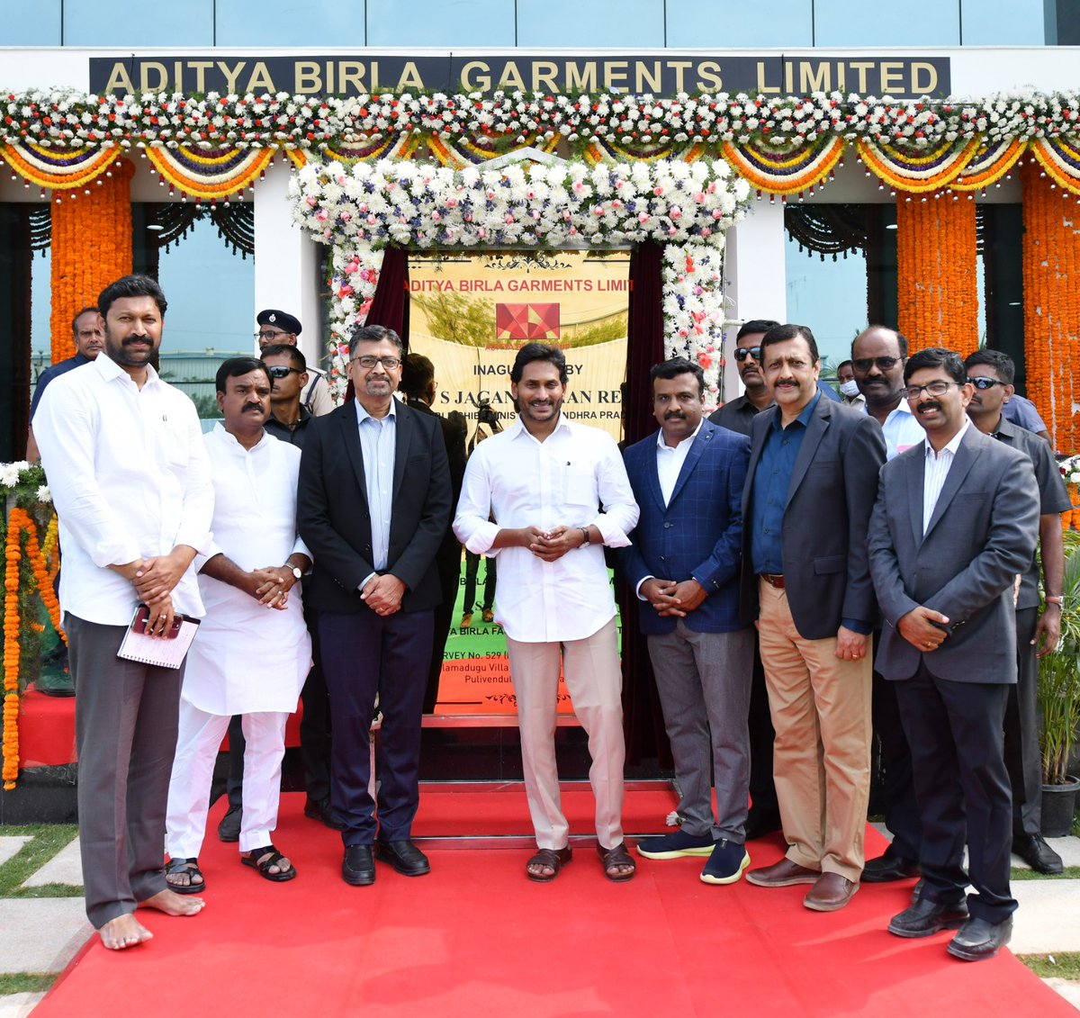 AndhraPradeshCM's tweet photo. పులివెందులలో ఆదిత్య బిర్లా యూనిట్‌-1ను ప్రారంభించిన ముఖ్యమంత్రి శ్రీ వైయస్‌.జగన్‌.
#Pulivendula
#Kadapa
#YSRDistrict
@AdityaBirlaGrp https://t.co/dFLf21Ota8