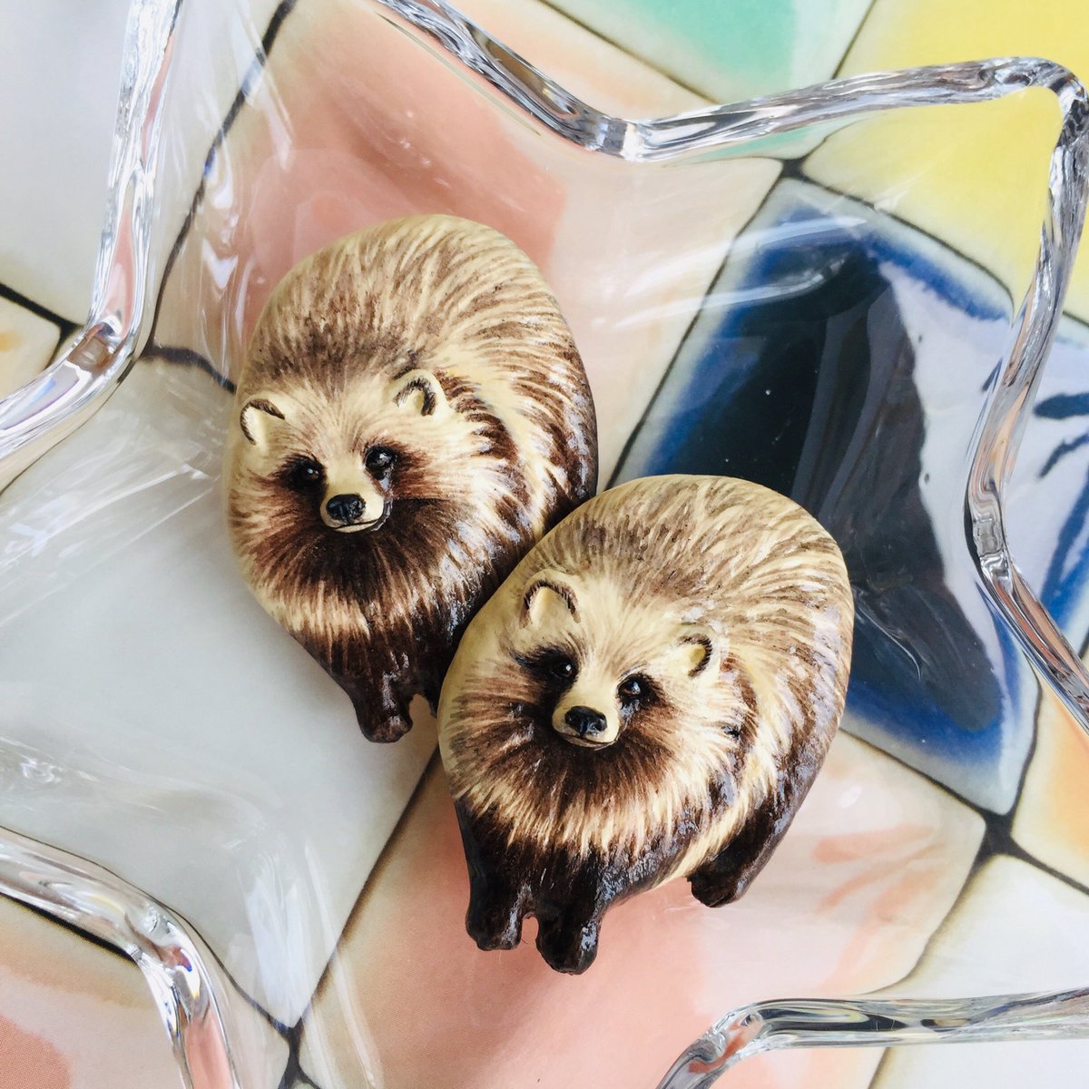 トレンドの #たぬきエピソード 微笑ましく拝見してましたが、あれ？私も便乗すべき…？
石塑粘土でたぬきブローチ作ってます。たぬきはかわいいよね…