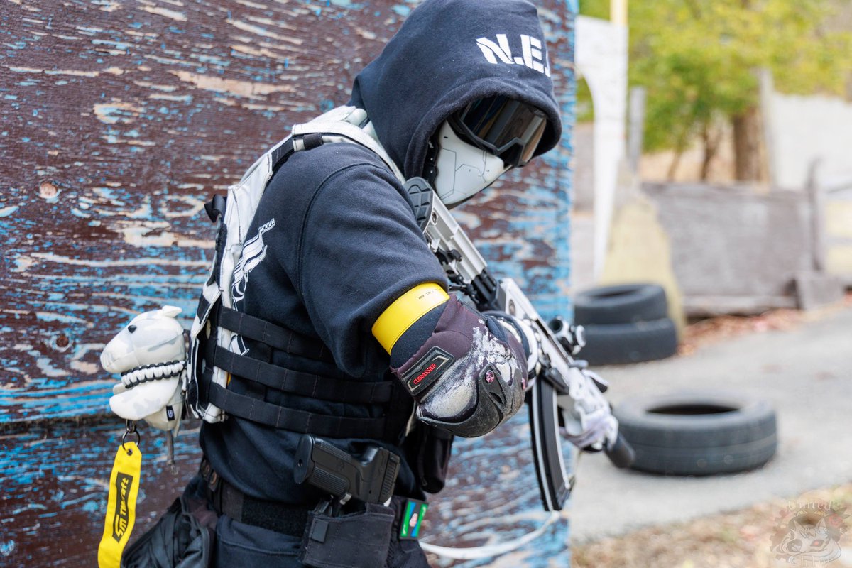 HanName3818's tweet image. ーー　作戦開始前　ーー

HN
「持ち場についたな？一気に潰す、作戦開始だっ！」

ーー　数時間後　ーー

Ⅴ
「よぉ、、拠点はどうした？」
「ふぅん…。何者かに制圧された……か…。」
「俺が知らせたんだ。
やつの下に就いた事をあの世で後悔するんだな…。」

#QUADCORE