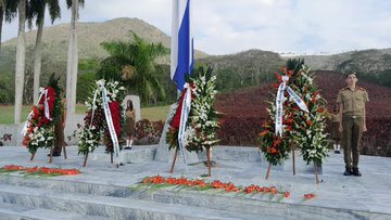 Ofrendas a nombre <a href="/RaulCastro_Ruz/">Raul Castro Ruz</a>, de <a href="/DiazCanelB/">Miguel Díaz-Canel Bermúdez</a>, del Consejo de Estado y el pueblo de Cuba, fueron depositadas ante el monte de califas, a las que se sumaron las flores que de a poco, fueron depositando los presentes. 
#CubaViveEnSuHistoria #Cuba #SantiagoDeCuba