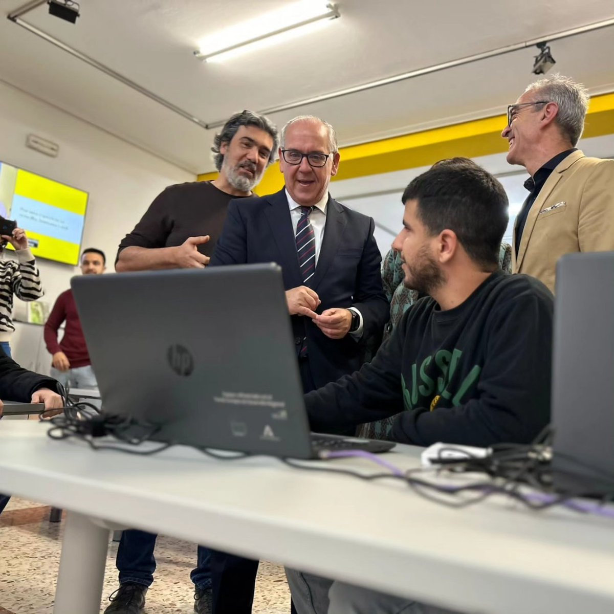 Incrementamos hasta los 3️⃣,5️⃣M€ la inversión de <a href="/InteriorJunta/">Consejería de la Presidencia y Emergencias</a> en 45 #PuntosVuela de <a href="/JaenJunta/">Junta Jaén</a>. Visitamos los de #Bailén y #Canena, donde impulsamos la #Transformación #Digital de sus vecinos, para eliminar la #BrechaDigital y universalizar el acceso a las Nuevas Tecnología