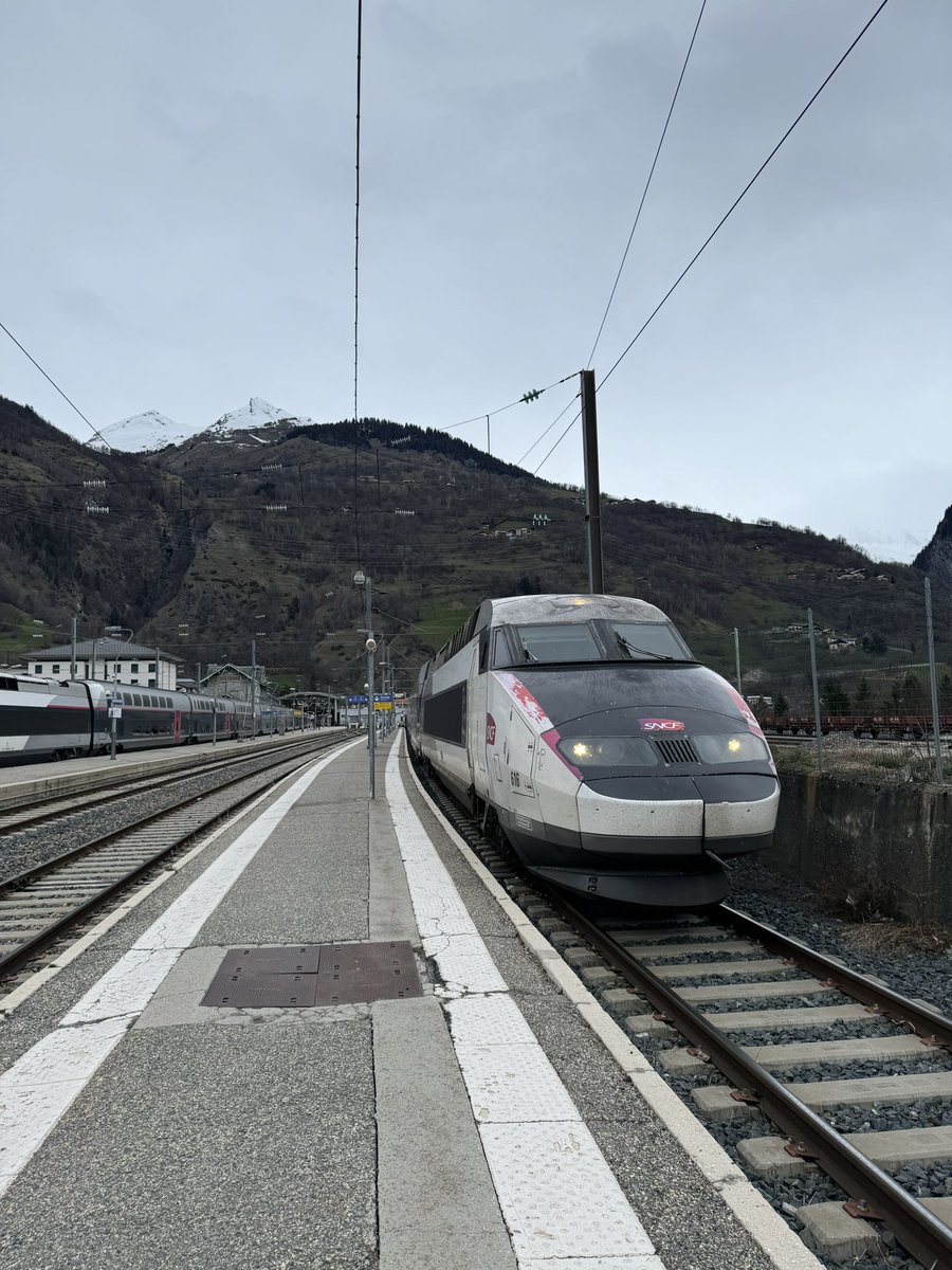 AzaroX_'s tweet photo. Sûrement l’une des dernières années pour les rames 600 à Bourg St Maurice 🥲 https://t.co/2l12azULOA