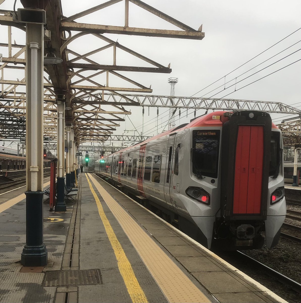 CrecyRail's tweet image. Even though it’s a shadow of its former self, there’s always something interesting to see at Crewe, my first 3 car #TfW 197, an #EMR 170 unit arriving from Newark Castle, I was too far away to see the yellow #NetworkRail HST set properly.