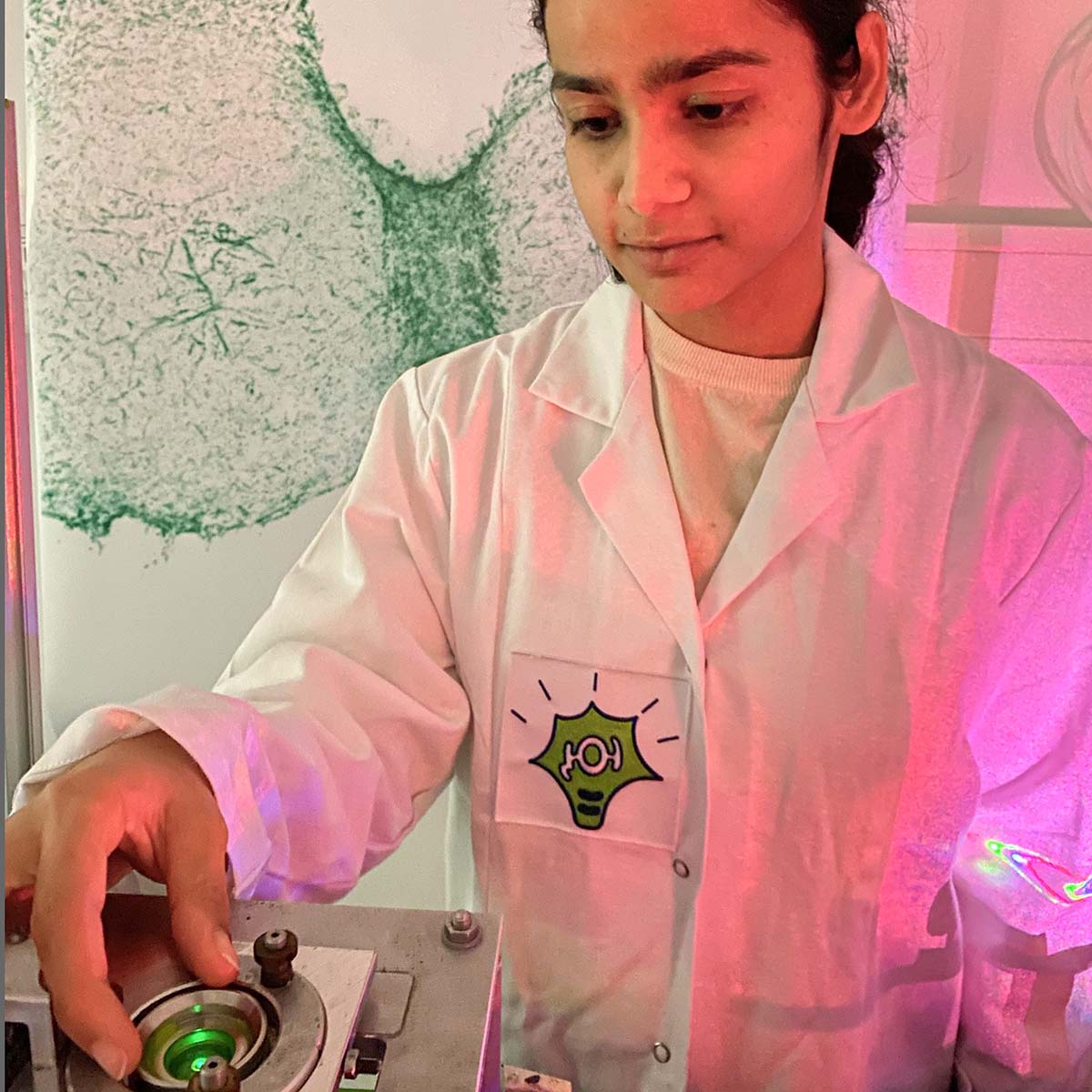 Das Team um Biochemiker <a href="/ewers_helge/">Ewerslab</a> und <a href="/purbakashyap/">Purba Kashyap</a> hat eine neue Technik entwickelt, mit der durch kurze Laserblitze Proteine in Zellen sichtbar gemacht werden können. Die Studie dazu ist nun in <a href="/naturemethods/">Nature Methods</a> erschienen.
Alle Infos ➡️ fu-berlin.de/presse/informa…
