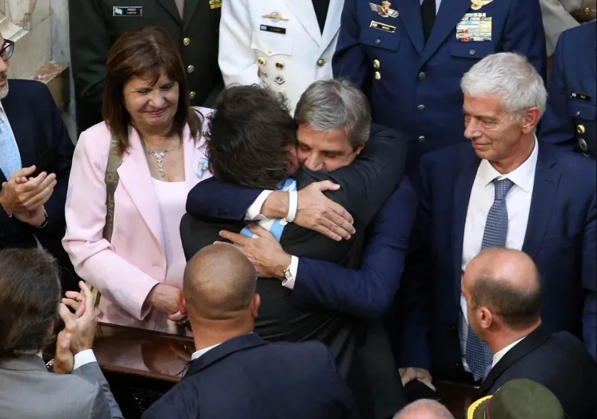 MartnPeiretti1's tweet photo. 🟥❎⚠️ Milei confirmó esta mañana en una entrevista en LN+ que pidieron con Caputo un endeudamiento con el FMI de 15 mil millones de dólares para levantar el CEPO llegando a mitad de año. Otra vez, nos ajustan, nos endeudan y se van. Las recetas de siempre de la derecha. https://t.co/q1O7Gcq39e