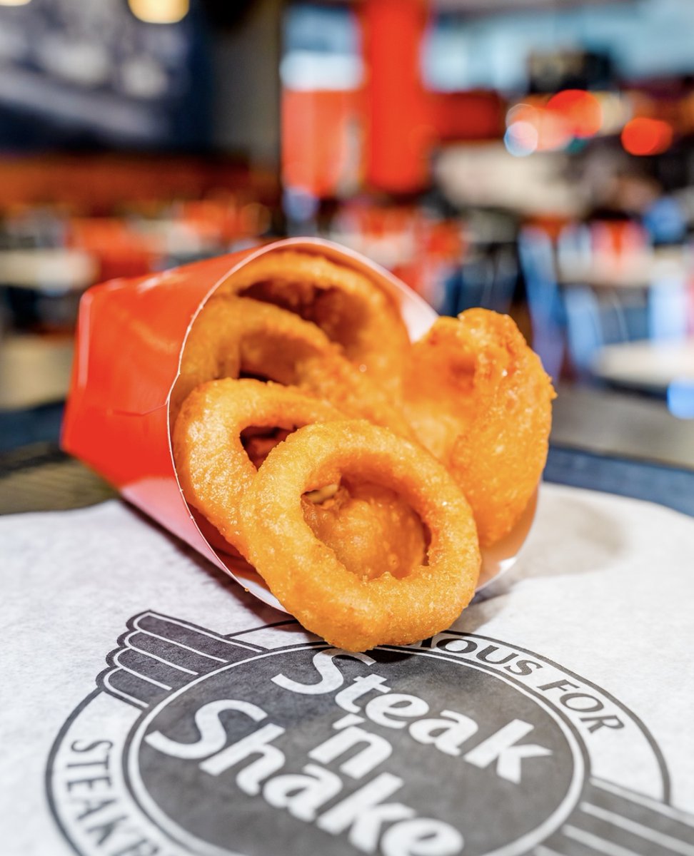 POV: You just ordered crispy Onion Rings for a mid-day #snack. Life is good. 📷: oyolasvegas