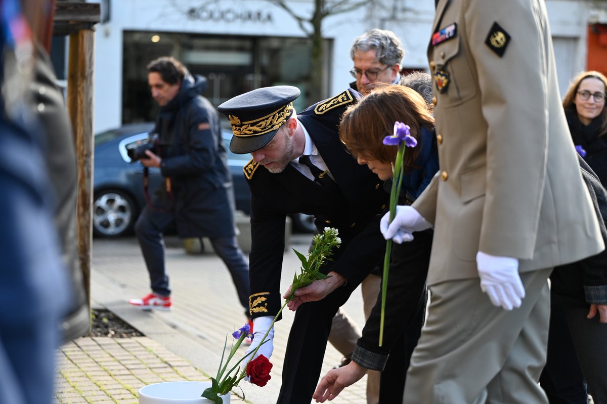 Préfet de la Charente (@prefet16) on Twitter photo #Cérémonie | C'est aujourd'hui la journée nationale d'hommage aux victimes du terrorisme.
En Charente, une cérémonie s'est tenue place du champ de Mars, en présence de Jean-Charles Jobart, sous-préfet d'Angoulême, des élus, <a href="/PR_Angouleme_/">Parquet Angoulême</a> ,des personnalités civiles et militaires. #Cérémonie | C'est aujourd'hui la journée nationale d'hommage aux victimes du terrorisme.
En Charente, une cérémonie s'est tenue place du champ de Mars, en présence de Jean-Charles Jobart, sous-préfet d'Angoulême, des élus, <a href="/PR_Angouleme_/">Parquet Angoulême</a> ,des personnalités civiles et militaires.
