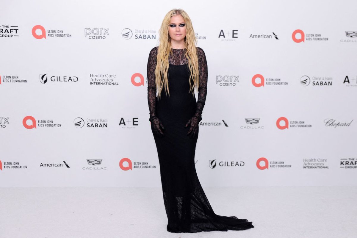 Avril Lavigne esteve presente na festa de exibição do Oscar de Elton John AIDS Foundation. A festa acontece na noite do dia 10 de Março.

#AvrilLavigne #eltonjohnaidsfoundation