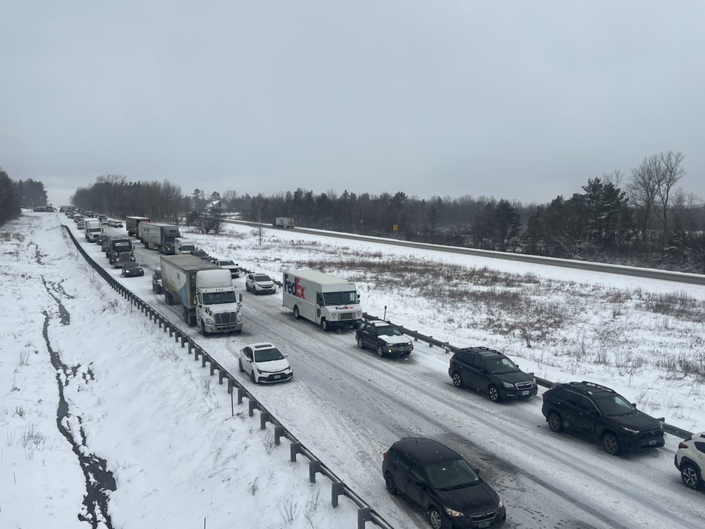 #HappeningNow Both lanes on I-89 South are at a standstill due to a tractor trailer that is sideways just south of Exit 12. 

VSP is on scene. Drivers should expect delays.