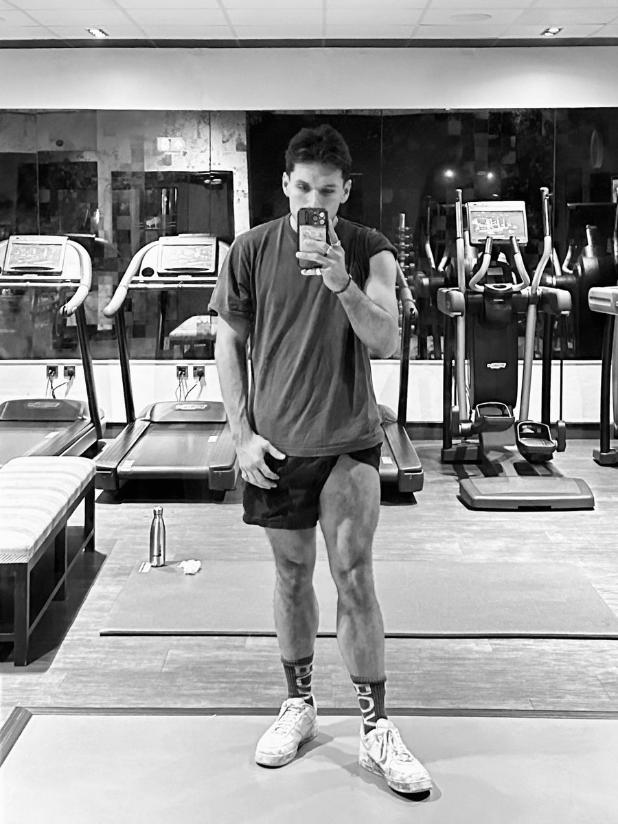 Goes to the gym. Takes picture.