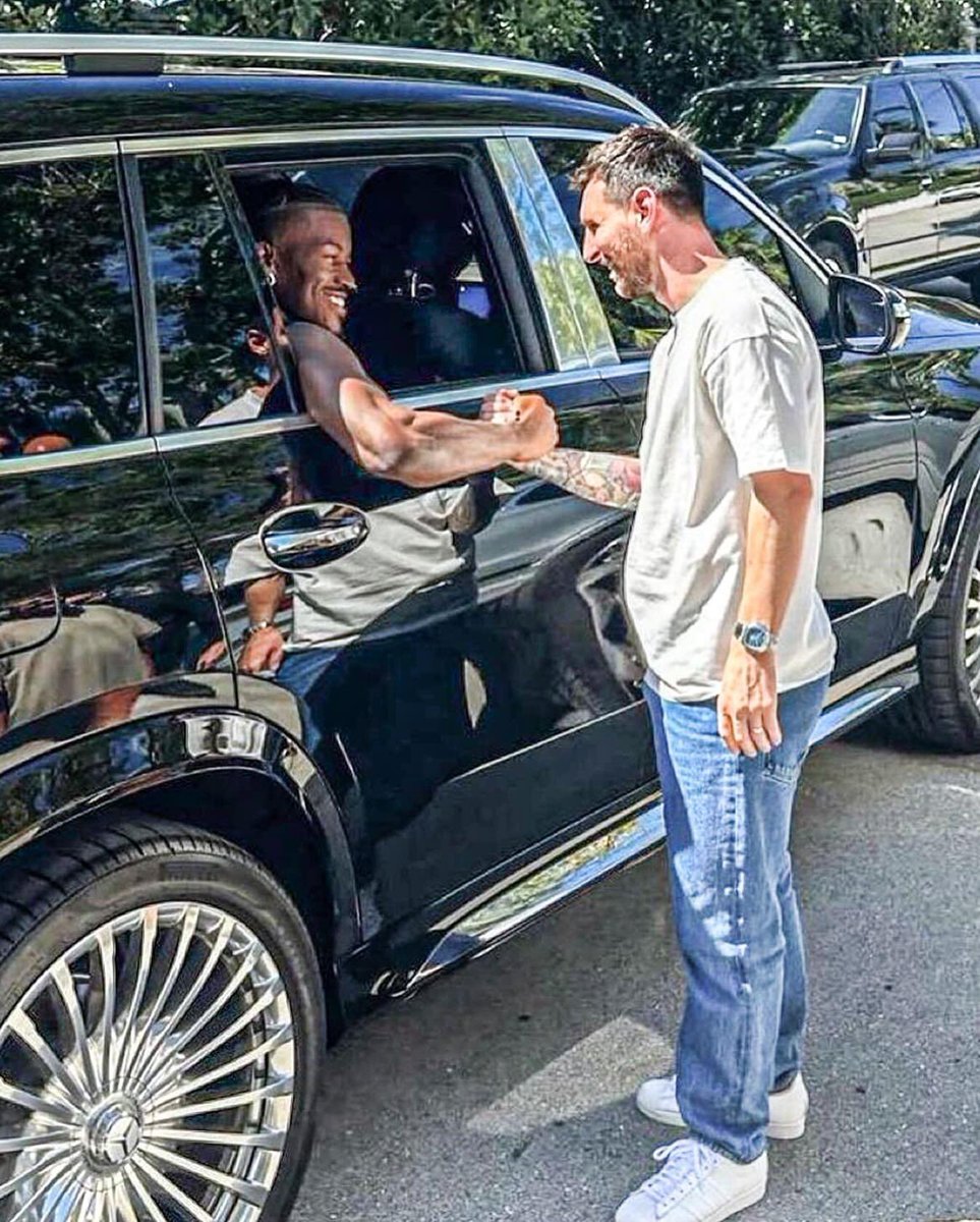 Jimmy Butler is a real one for stopping by to have a conversation with a fan.

The smile says it all 🙏🏽🔥