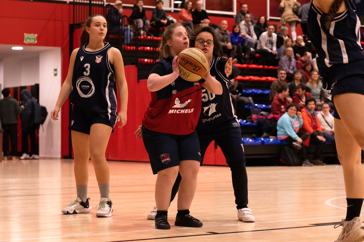 👣 Un nuevo paso por la inclusión 🏀 Este pasado fin de semana Baskonia Mixed Ability recibió la visita del equipo inclusivo @SagradoCoraznCC ➕ℹ️ t.ly/ij-Mw 📸 t.ly/RuBuV #GoazenBaskonia