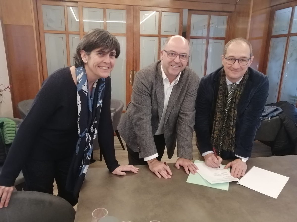 uramonllull's tweet photo. 🤝La URL, @puigcerda_cat i @aucercerdanya renoven el seu compromís per organitzar un any més la Universitat d'Estiu Ramon Llull! #UeRL

➕Més informació: https://t.co/1yiXPZoa2r

📷: M. Àngels Terrones, Francesc Armengol i Josep Antoni Rom https://t.co/j9ZgZlbHHX
