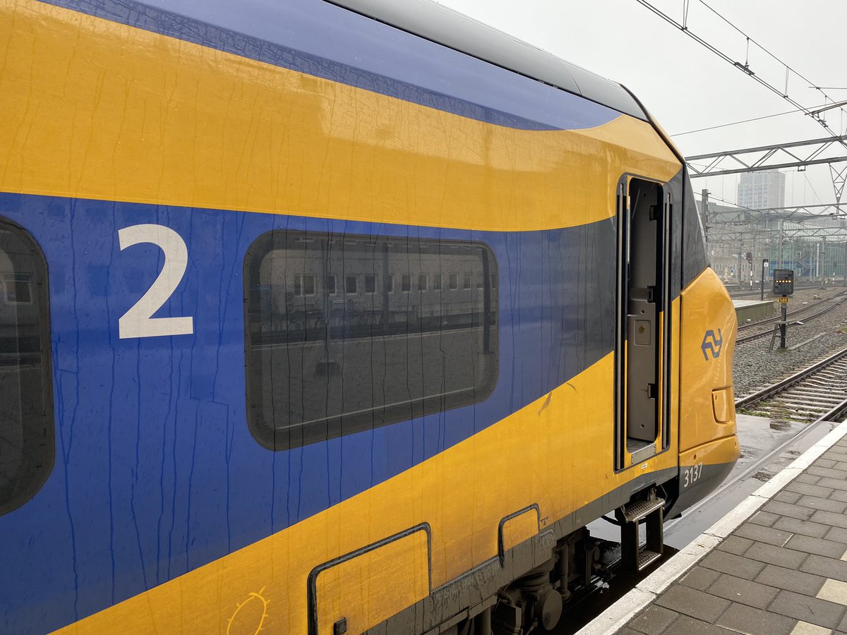 LintermansM's tweet image. #Treinen die #niet #rijden. Gepland en ongepland. 
Het is echt zo’n #zwartemaandag dat je beter thuis had kunnen blijven. Een advies @NS_online, houdt je met het rijden van treinen bezig en niet met al die randzaken zoals #winkels. 
#Waarzoudenwezijnzonderdetrein