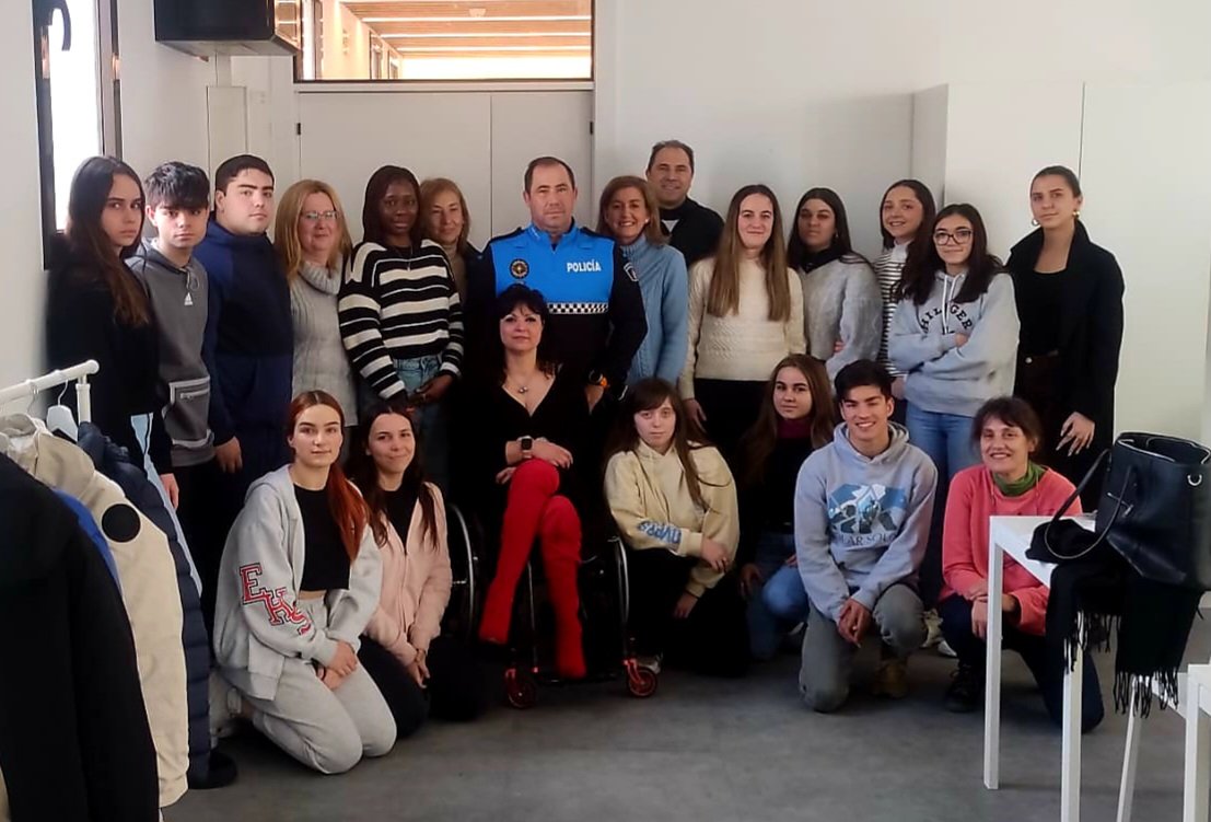 11 marzo en el Centro ILERNA de Valladolid a los alumnos de FP "SI CONTROLAS VUELVES"
<a href="/AESLEMEONLINE/">AESLEME</a> <a href="/aindmo/">Ana Indiano</a> <a href="/AyuntamientoVLL/">Ayto. de Valladolid</a> <a href="/CrusatIreneVOX/">Irene Carvajal Crusat</a> <a href="/CuadradoToqVOX/">Alberto Cuadrado Toquero</a> <a href="/DGTes/">Dir. Gral. Tráfico</a> <a href="/fblancopaco/">Francisco Blanco</a> <a href="/JesusJCarnero/">Jesus Julio Carnero</a> <a href="/manu_centeno/">Manuel Centeno</a> <a href="/manu_centeno/">Manuel Centeno</a> <a href="/MARIAPAZGO7773/">MARY PAZ AESLEME CYL</a> <a href="/PoliciaMV/">Policía Municipal Valladolid</a> <a href="/velezpsoe/">Luis Vélez</a>