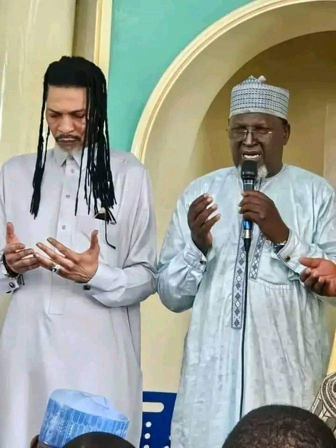 قائد منتخب الكاميرون ومدربه السابق ريجوبيرت سونج يشهر اسلامه 🇨🇲