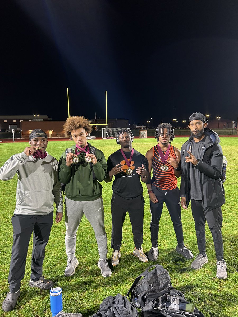 KheShawnFrith_'s tweet photo. Great way to start off outdoor season with the 4x100 and 4x200. Ready to get back to work and be even better this year ! https://t.co/PW2npz4Yxh