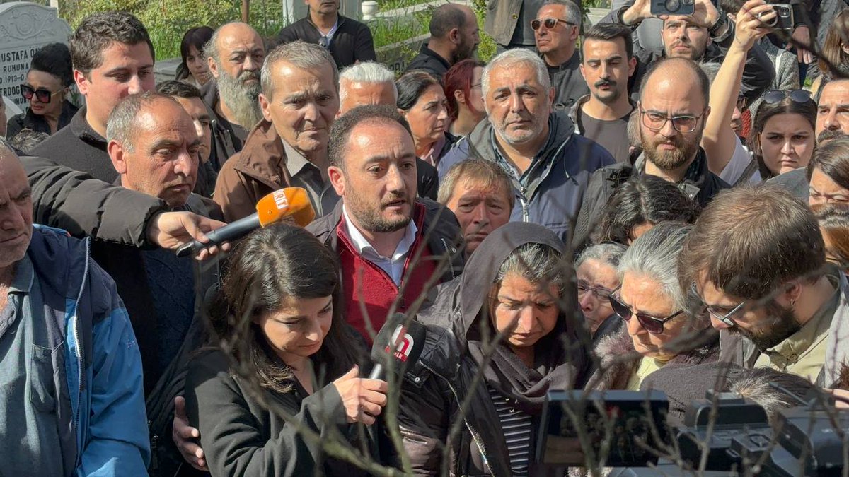 Gezi direnişi sırasında polisin attığı gaz fişeğiyle vurularak öldürülen Berkin Elvan, katledilişinin 10'uncu yılında mezarı başında anıldı