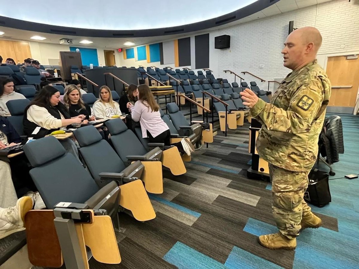 3_MRB_USAREC's tweet image. Check out our Akron, OH Medical Recruiting Station in the field at Kent State University. The team met with @Phi Delta Epsilon a college medical fraternity. Reserve Medic SGT Johnathan Baker joined them for an advanced suture clinic. 

#OutInTheField #PHIDE
